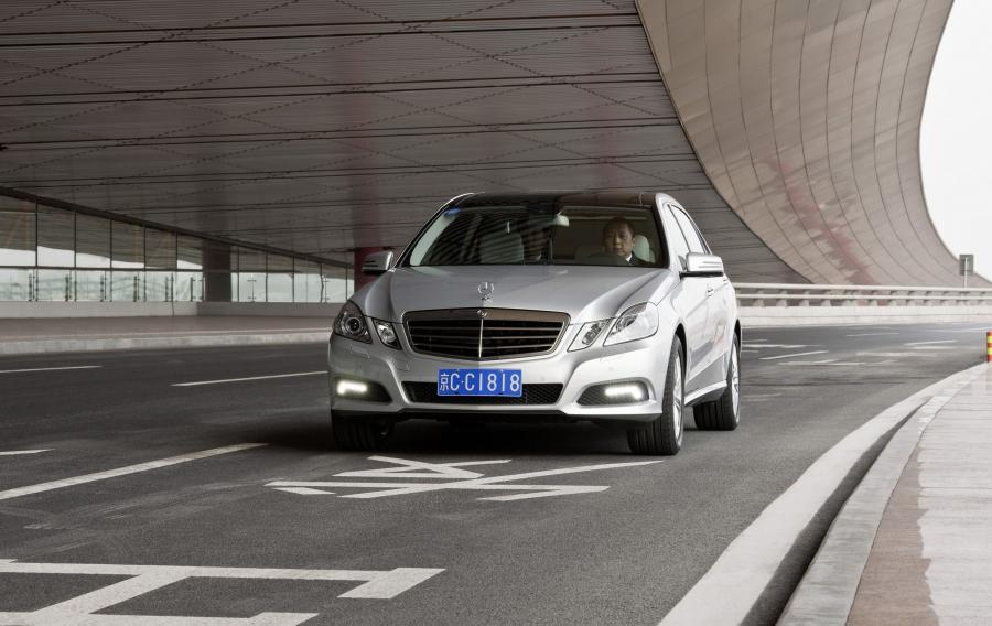  Mercedes-Benz E-Class L 2011 года  (фото 3 из 17)